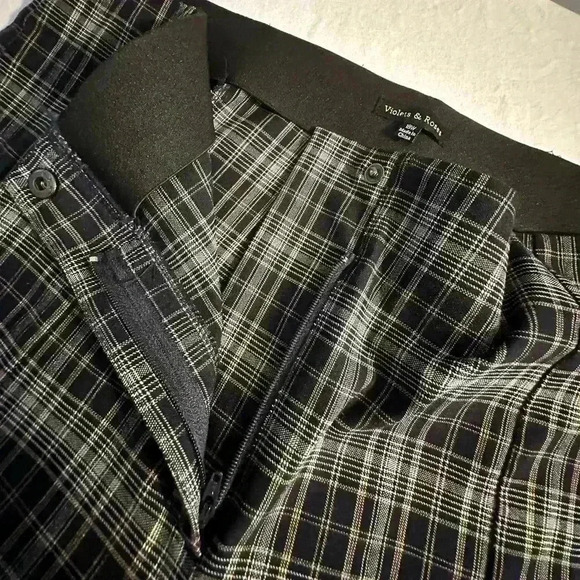 Size 18W Plaid pants / legging style with snap and zip closure. - Picture 5 of 10